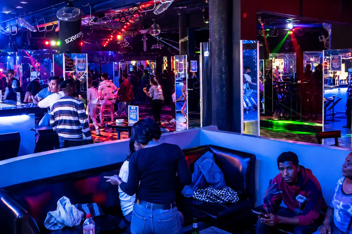 Escena del salón y club de vida nocturna en Nosy Be